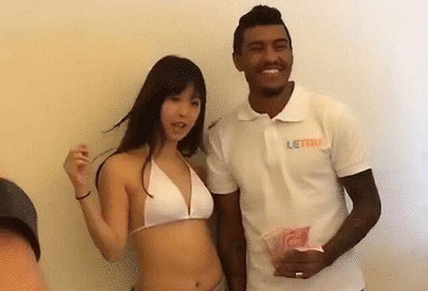 性感的年轻妈妈
